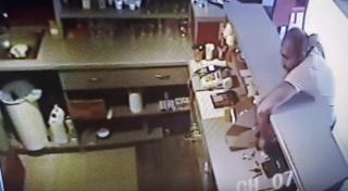 HOŢI la drumul mare! Poliţia caută un bărbat şi o femeie care au jefuit un bar din Bihor, cei doi fiind surprinşi de camerele de supraveghere