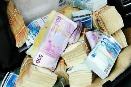 HALUCINANT! O româncă a pierdut 77.000 de euro la Palma de Mallorca! I-a lăsat în scara blocului în care locuia