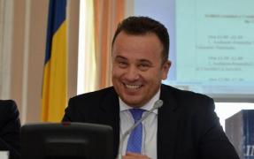 Liviu Pop LOVEȘTE din nou! Ministrul Educației vrea un nou MANUAL, după cel de Sport