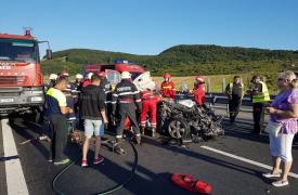 IMPACT nimicitor pe A1, la Sibiu! Un autoturism s-a izbit violent de un TIR. Trei persoane au ajuns la spital. IMAGINI de la locul acidentului