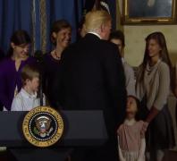 TRUMP a fost filmat ignorând un tânăr cu DIZABILITĂŢI, care voia să îi strângă mâna! | VIDEO