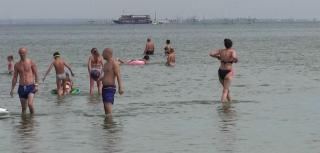 Deşi a fost PRĂPĂD în urmă cu doar 2 zile, iar plajele au fost MĂTURATE de URGIA NEMILOASĂ, turiştii nu s-au dat bătuţi! Cum arată litoralul după ravagiile făcute de furtună