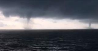 TORNADE în Marea Neagră, filmate de un român! Imagini spectaculoase cu vârtejurile de apă, în apropierea Litoralului