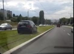 Primarul Robert Negoiță, revoltat după ce un șofer a fost filmat în timp ce merge pe linia de tramvai "green-track și distruge spațiul verde. IMAGINILE au devenit virale
