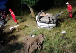 GRAV ACCIDENT la Arad! O maşină s-a izbit VIOLENT de un copac! Trei persoane au murit. IMAGINI DRAMATICE