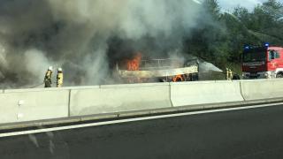 ACCIDENT GROAZNIC pe autostradă! Sunt zeci de VICTIME, după ce un autocar s-a ciocnit cu un TIR. Autocarul plin cu pasageri a luat FOC!