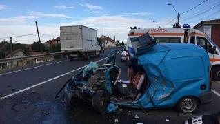 Accident în lanţ în Timiş: Un automobil, un TIR şi o maşină de gunoi s-au ciocnit, după ce un şofer a intrat pe contrasens