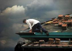 Un brailean a ajuns în stare critică la spital, după ce a încercat să-și repare acoperisul în crucea nopții, pe furtună. A căzut în cap