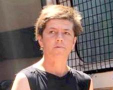 O hunedoreancă a văzut că luase casa foc, dar și-a încuiat copiii în casă, să ardă de vii, apoi a fugit. Femeia fost găsită beată, într-un şanţ. Azi și-a primit pedeapsa