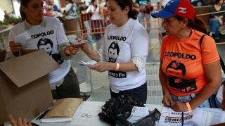 După o lungă perioadă de instabilitate, violențe de stradă și o adevărată criză, locuitorii din Venezuela ies la urne, pentru un scrutin marcat de controverse!