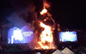 IMAGINI DRAMATICE! Flăcările au distrus scena la festivalul Tomorrowland, din Barcelona, în numai câteva minute. 22 de mii de oameni au fost evacuaţi (VIDEO)