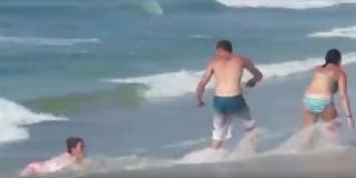 VIDEO. HOHOTE DE RÂS la malul mării! Ce au păţit trei turişti, chiar la malul apei, într-un moment de neatenţie! Întâmplarea le va marca sigur concediul!