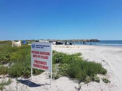 GALERIE FOTO. Au IGNORAT complet indicatoarele care le interzic asta! Ce au făcut mai mulţi turişti pe Plaja Midia de la CORBU!