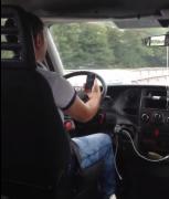 REVOLTĂTOR! Distras de filmuleţe pe internet, un ŞOFER DE MICROBUZ uită de atenţia la drum şi nu-şi mai ridică ochii din telefon! IMAGINI VIRALE care au stârnit revoltă