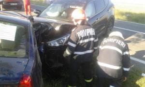 GRAV ACCIDENT rutier în judeţul Tulcea! O persoană e încarcerată după o ciocnire violentă între două autoturisme