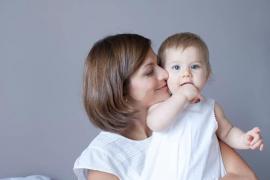 Indemnizaţiile mamelor pentru creşterea copilului vor fi plafonate. Care va fi suma maximă