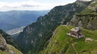 Un tată şi-a lăsat copiii de 7 şi 10 ani să urce singuri pe munte şi aceştia nu s-au mai întors. Au fost găsiţi de salvamontişti