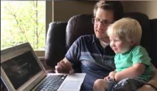 IMAGINI VIRALE! Este uluitor ce știe să facă acest băiețel, care are doar un an (VIDEO)