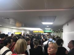 Panică pe aeroportul londonez Heathrow! Sute de pasageri au fost evacuaţi în urma unei alerte de incendiu
