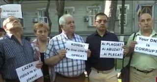 Protest spontan în faţa DNA. "KOVESI? Pe tine cine te ... Oprea?", "Your DNA is CORRUPT!", "Kovesi, la POLIGRAF!"