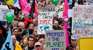 Proteste în Germania, în pragul summit-ului G20! Sute de oamenia defilează împotriva globalizării. Poliţia a intervenit cu tunuri cu apă