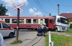 Un tren de călători a INTRAT DIRECT într-un TIR, la BIstriţa, miercuri la prânz