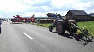 ACCIDENT groaznic în Bistriţa! Un copil de 3 ani se luptă pentru VIAŢĂ, după ce tatăl său l-a urcat pe aripa unui tractor, pe un drum naţional