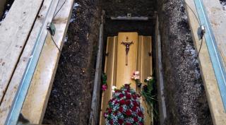 Descoperire MACABRĂ în stradă: Un trecător a găsit un coşciug abandonat, în care se aflau organele unui bebeluş