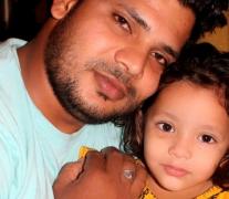 A îngrozit o lume întreagă cu afecţiunea sa. O fetiţă plânge cu lacrimi de sânge. Părinţii încearcă disperaţi să afle ce are şi să o trateze