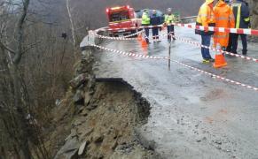 OPERAŢIUNE DRAMATICĂ de salvare la Sibiu! O maşină a căzut într-o râpă adâncă de 50 de metri, o tânără de 17 ani este BLOCATĂ în interior