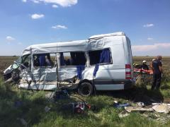 CARNAGIU pe şosea! Un TIR a intrat direct într-un microbuz! Sunt 17 victime, între care trei copii în stare gravă. Intervin două elicoptere SMURD (VIDEO)