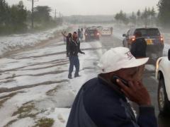 Fenomen meteo extrem de rar la Ecuator: grindina i-a lăsat fără cuvinte pe locuitori, dar şi pe turişti