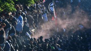 PROTESTE MASIVE împotriva globalizării! Maşinile poliţiei din Hamburg au fost incendiate. Protestarii au atacat hotelurile unde este cazat Putin şi alţi şefi de stat