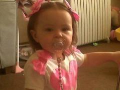 CRUZIME ANIMALICĂ! Copilă de doar 2 anişori, ţinută în mizerie, ÎNFOMETATĂ şi îndopată cu somnifere de propria mamă. După 8 luni de chin, fetiţa a MURIT