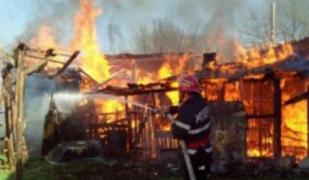 Copilul de 5 ani din Arad, rănit după ce a dat foc unui grajd cu animale, s-a stins din viaţă. Poliţiştii cercetează tragedia