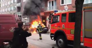 TEROARE ÎN HAMBURG! Locuitorii oraşului care găzduieşte întâlnirea G20 nu mai ies din case de frica protestatarilor, care incendiază tot ce le iese în cale (VIDEO)