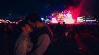 Efectul Neversea. Inimile a zeci de mii de oameni au bătut la unison în prima zi a festivalului. Unii au legat chiar şi poveşti de dragoste