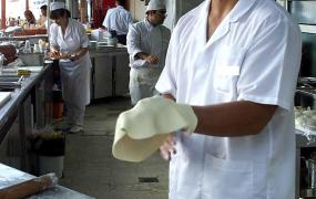 RAZIE la malul mării! Produse expirate, găsite în mai multe restaurante şi magazine din staţiunile de pe litoral