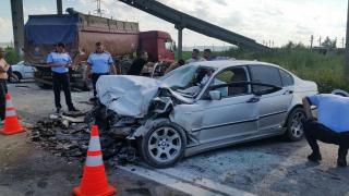 GRAV ACCIDENT în Tulcea! O maşină în care erau cinci tineri s-a zdrobit de un camion