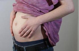 Un tânăr de 21 de ani scrie istorie! Este primul britanic care a dat naştere unei fetiţe