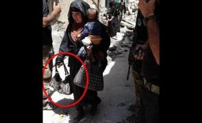 Cu detonatorul în mână şi copilul în braţe! O simpatizantă ISIS a fost fotografiată cu câteva momente înainte de a se arunca în aer în preajma unor soldaţi irakieni