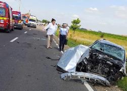 Accident ÎNFIORĂTOR la Suceava. Fetiţă de trei ani în comă de gradul 4, tatăl mort, mama în stare critică. Șoferul, aruncat 15 metri din mașină, într-un lan de grâu