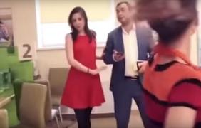 Protest INEDIT la bancă: Nemulţumit de felul în care a fost tratat, un bărbat le-a dat o lecţie angajatelor: "Aşa trebuie să vă purtaţi cu clienţii" (VIDEO)