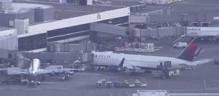 Scene de groază în avion! O stewardesă a spart două sticle de vin în capul unui pasager pentru a evita o tragedie. Bărbatul a încercat să deschidă uşa avionului în zbor