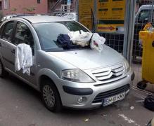 Bihorenii și-au făcut DREPTATE singuri: Ce a pățit un șofer care și-a parcat mașina în ușa unei ghene de gunoi