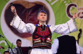 Cristian Pomohaci, GEST ŞOCANT la prima sa apariţie după excluderea din preoţie! S-a întâmplat pe scenă, în faţa a sute de oameni (VIDEO)