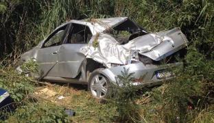 ACCIDENT CUMPLIT pe A1! Tatăl, mama şi cele două fiice gemene, SPULBERAŢI de un vitezoman. Maşina celor patru a fost făcută praf (IMAGINI DRAMATICE)