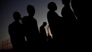 Şi-au riscat viaţa încercând să fugă din ţară. 14 migranţi au fost răniţi, după ce au escaladat un gard de frontieră