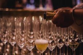 Şampanie sovietică, confiscată la graniţa României. Peste 40.000 de sticle de vin spumant au rămas în Vama Albiţa