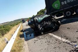 IMAGINI DRAMATICE! O șoferiță a intrat pe contrasens și a fost lovită ÎN PLIN de un tir, pe DN6, în Caraş-Severin. Femeia a murit pe loc